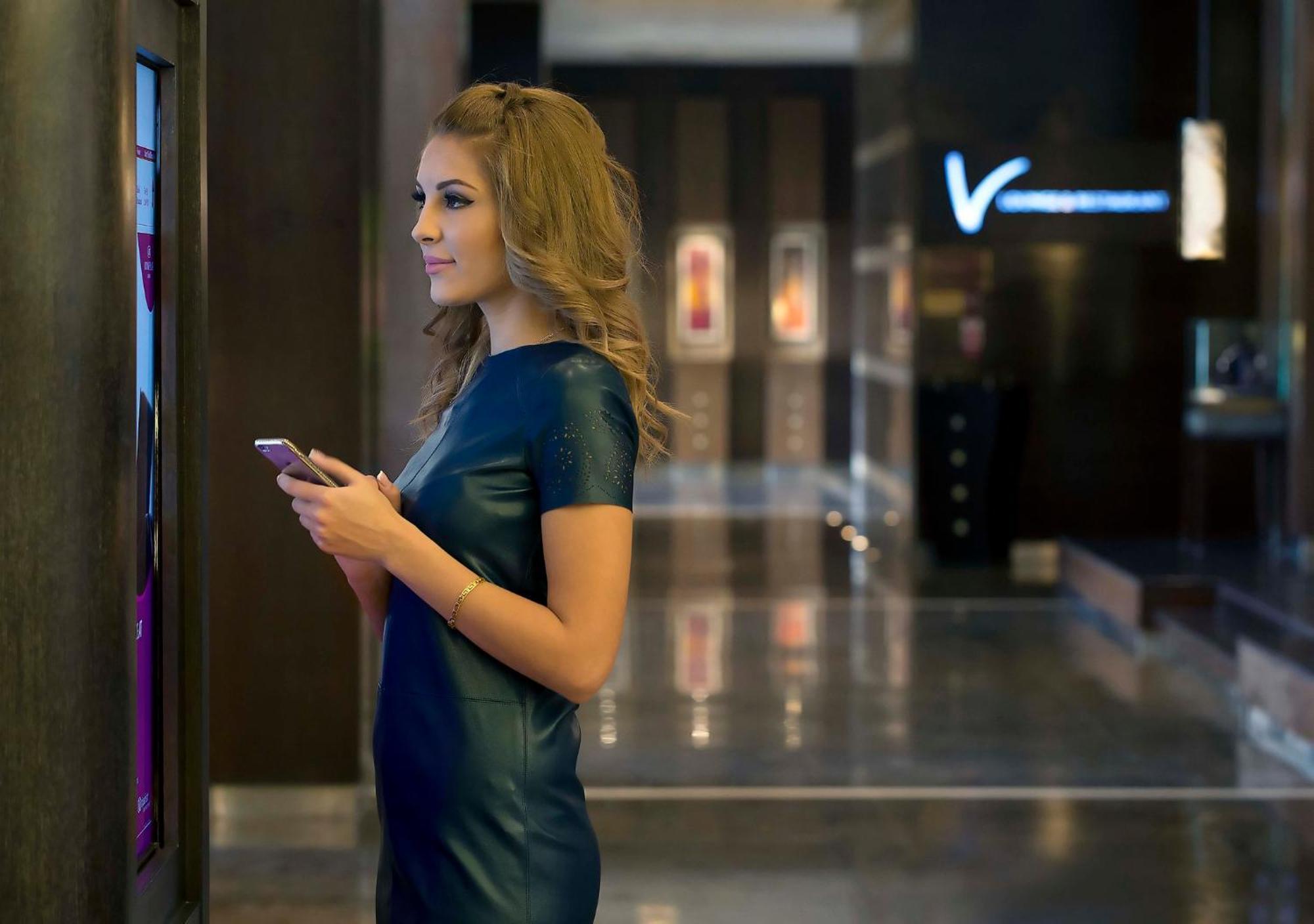 Crowne Plaza Amman By Ihg Hotel Exterior foto A woman using a mobile phone