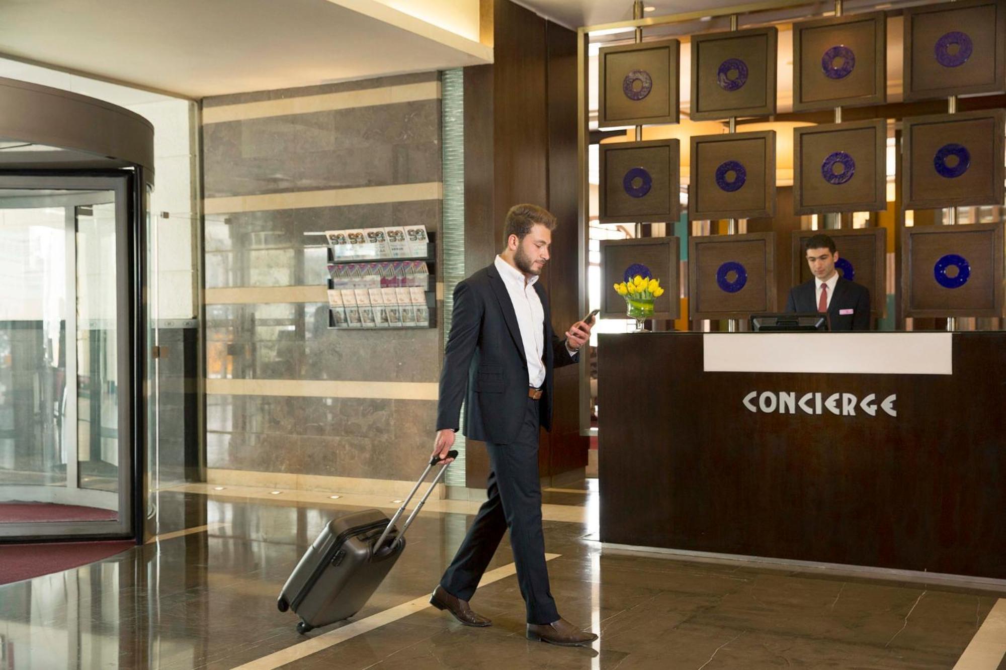 Crowne Plaza Amman By Ihg Hotel Exterior foto Concierge at the Hilton London Heathrow