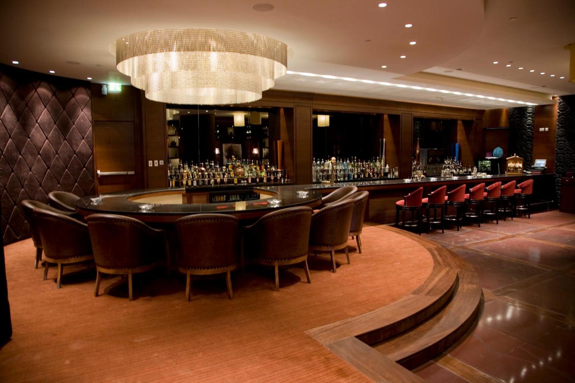 Crowne Plaza Amman By Ihg Hotel Exterior foto The bar at the 1919