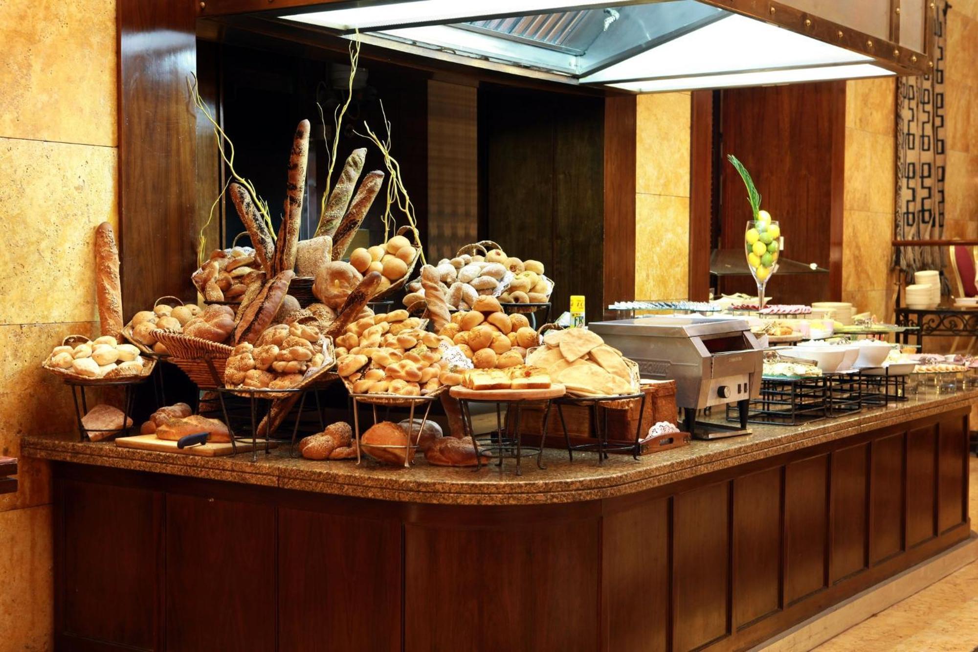 Crowne Plaza Amman By Ihg Hotel Exterior foto A bread station at a buffet