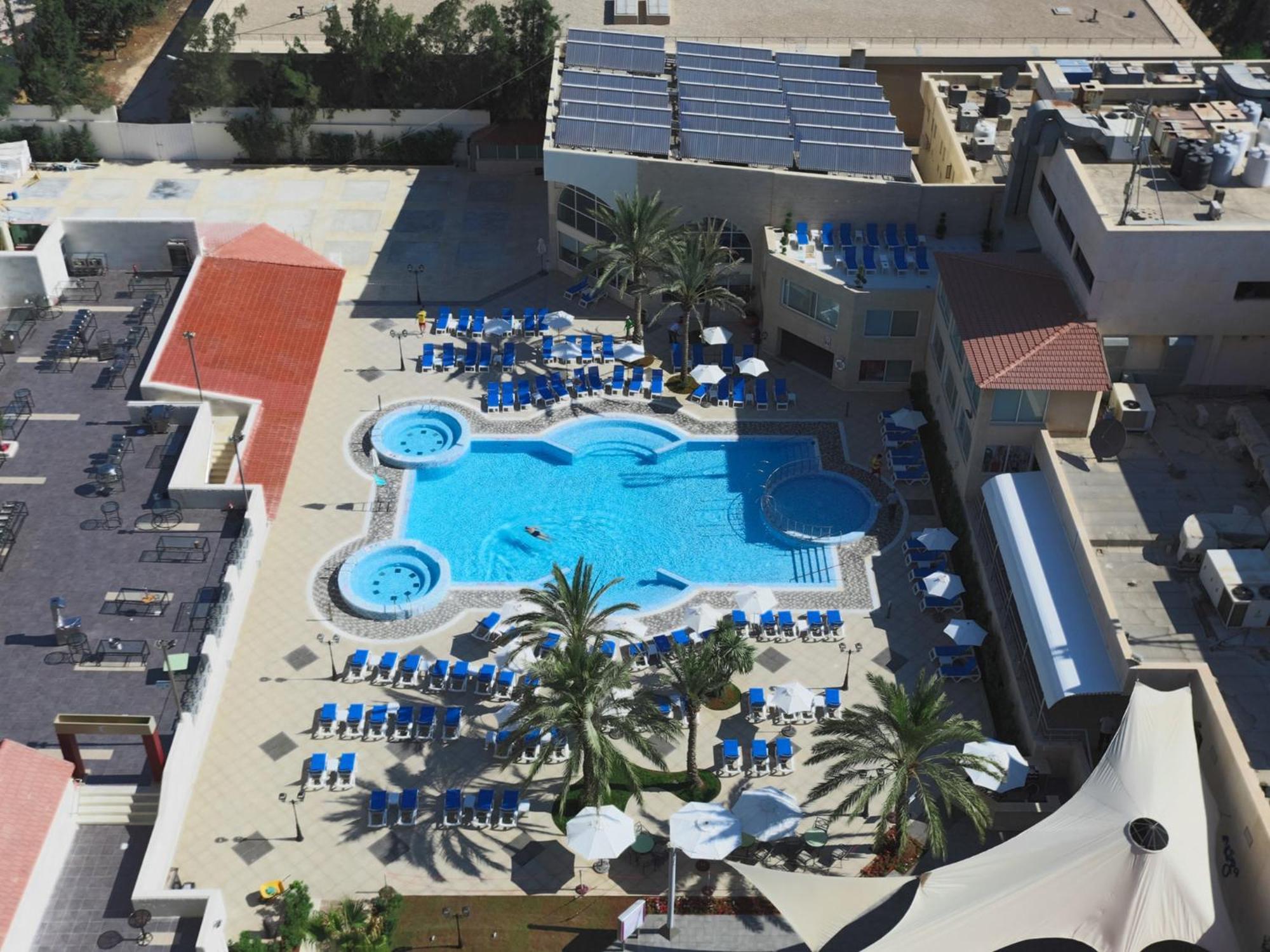 Crowne Plaza Amman By Ihg Hotel Exterior foto Aerial view of the pool at the Hard Rock Hotel